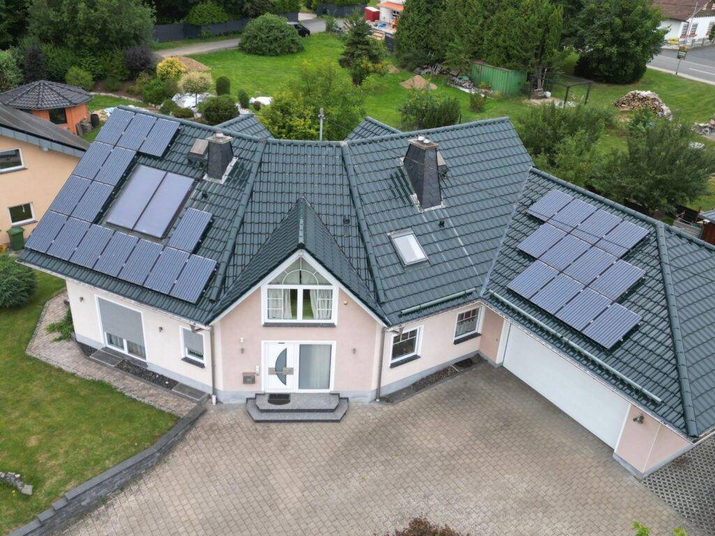 Photovoltaikanlage auf Einfamilienhaus in Ailertchen – Pistor-Dach