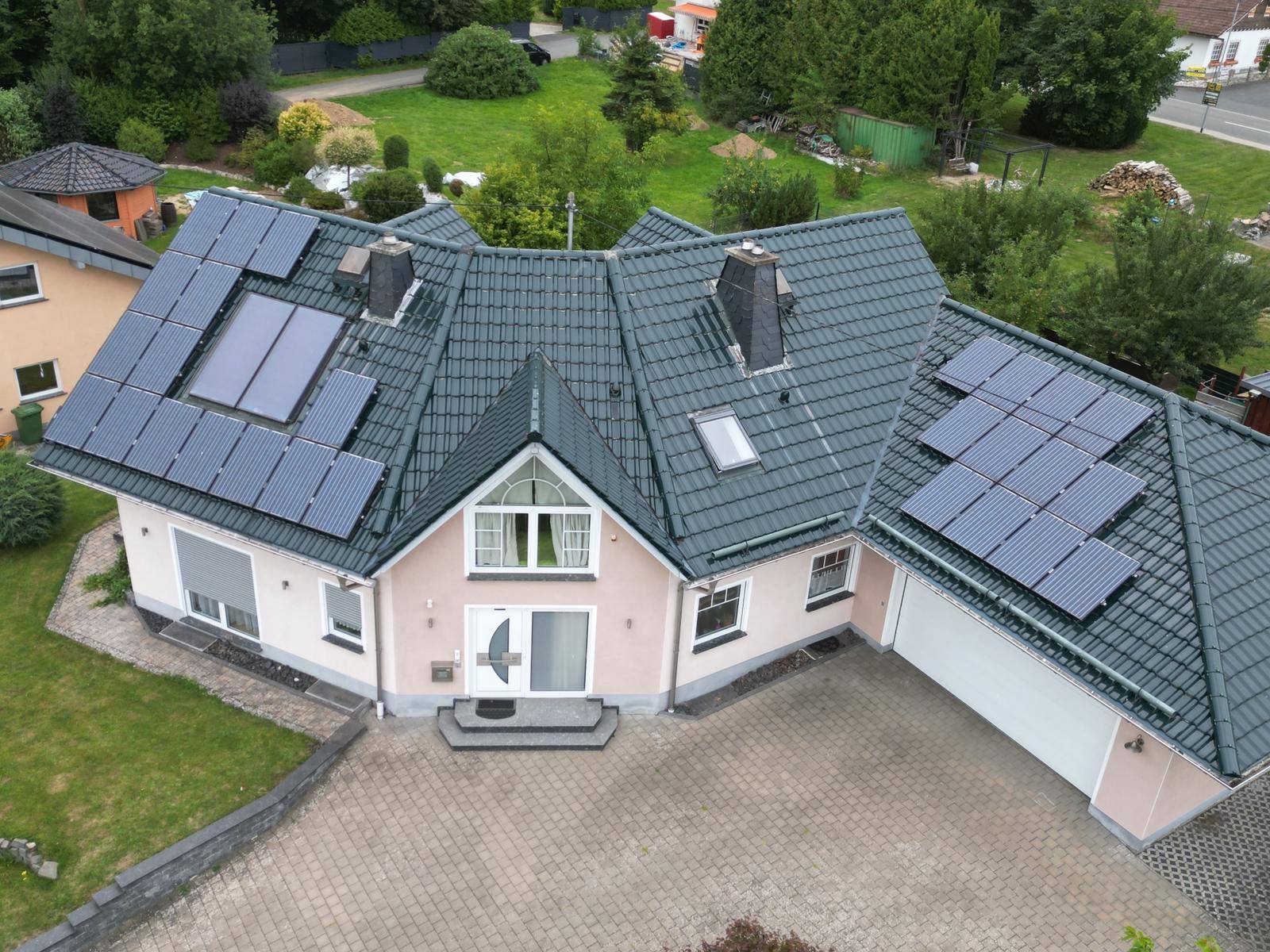 Photovoltaikanlage auf Einfamilienhaus in Ailertchen – Pistor-Dach