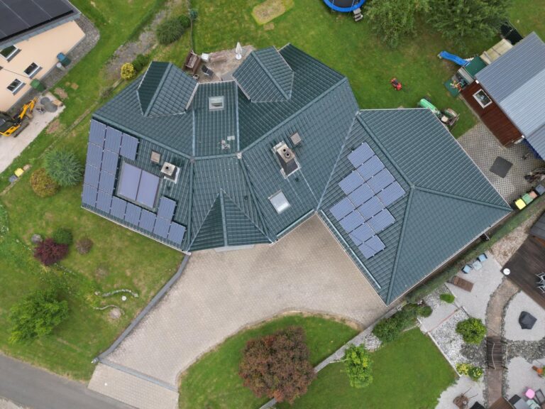 Komplettes Solardach-Projekt mit Photovoltaikanlage in Ailertchen