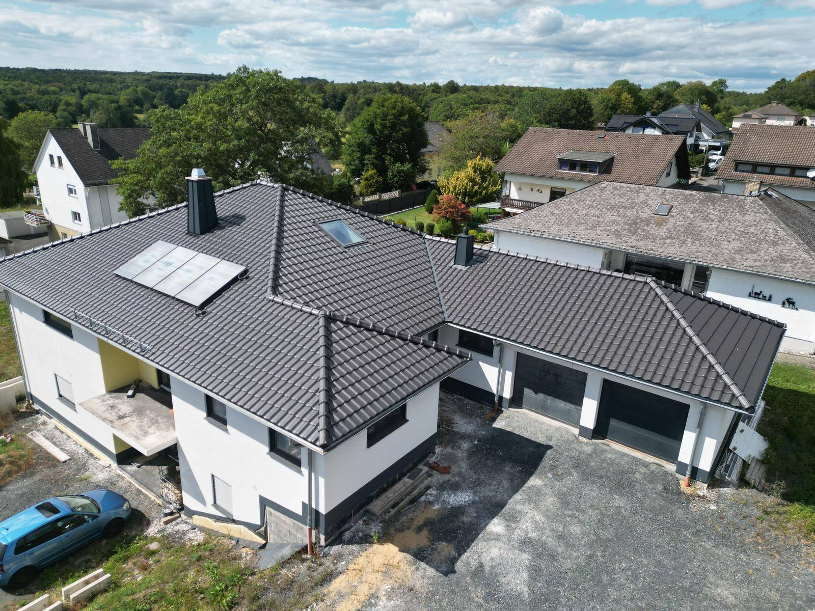 Dachmodernisierung und Neueindeckung mit Solardach im Westerwald – Pistor-Dach Meisterbetrieb