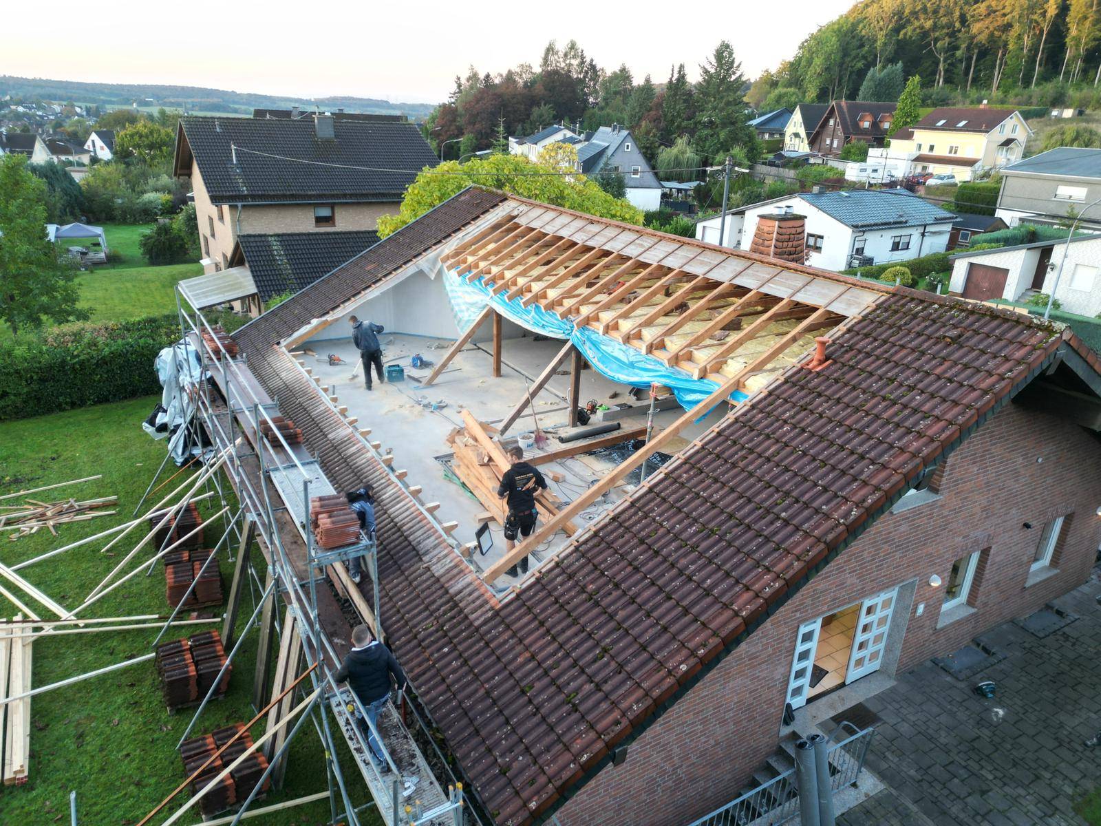 Dachsanierung in der Region Westerwald durch Pistor-Dach – lokale Dachdecker bei der Erneuerung eines Steildachs am Wohnhaus.